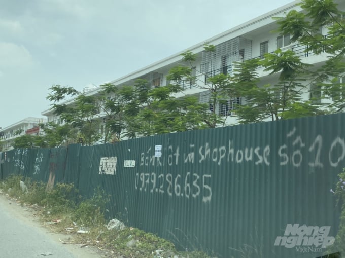 sh3-174649_572.jpg Thông tin bán shop house và kí ốt được viết nhanh nhản lên các tấm tôn, quây quanh khu chợ đầu mối. Ảnh: Đinh Mười.