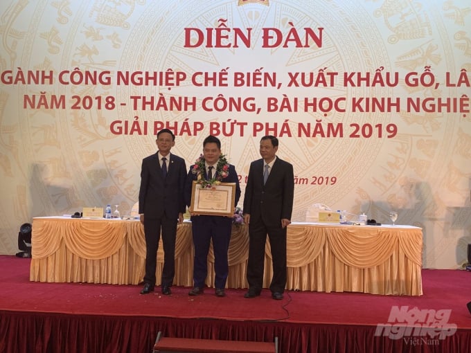 5222c8c57c2f8171d83e-1-085310_95.jpg Doanh nhân Hà Tuấn Anh (giữa) trong 1 lần được khen thưởng của Bộ NN-PTNT. Ảnh: H.T.A