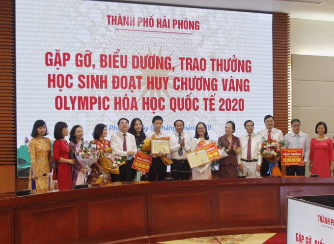 kths1-183947_684.jpg Ngoài em Lý Hải Đăng, người hướng dẫn và nhà trường nơi em Đăng theo học cũng được thưởng. Ảnh: HPGOV.
