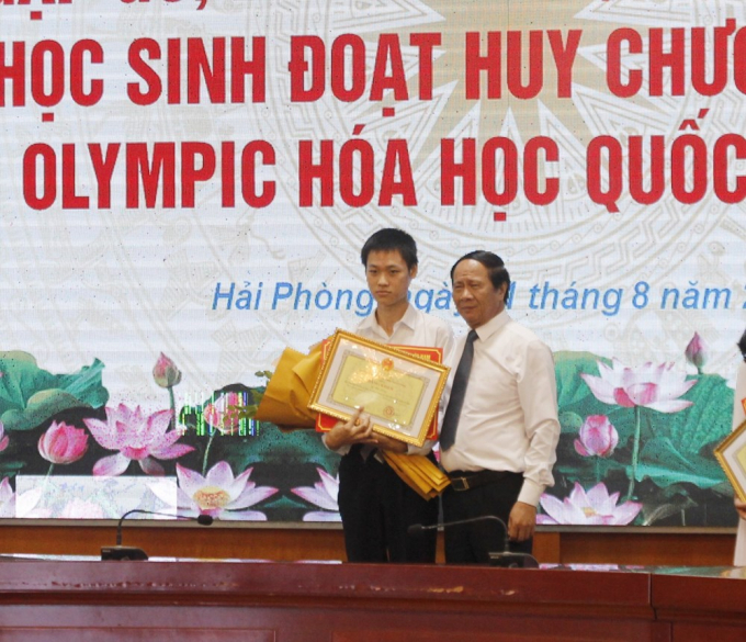 ktns-183948_423.jpg Ông Lê Văn Thành - Bí thư Thành ủy Hải Phòng chúc mừng và nhắn nhủ em Lý Hải Đăng. Ảnh: HPGOV.