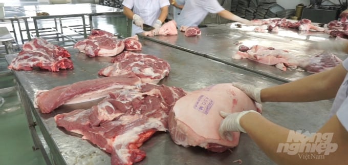 attp5-100148_590.jpg Cơ quan chức năng TP Hải Phòng khuyến cáo người dân nên sử dụng các sản phẩm giết mổ có tem vệ sinh thú y hoặc dấu kiểm soát giết mổ. Ảnh: Đinh Mười.