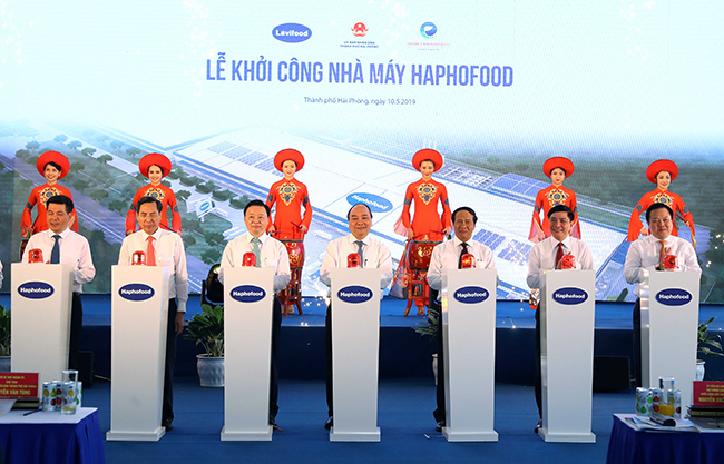 tl-190110_539.jpg Thủ tướng Chính phủ Nguyễn Xuân Phúc cùng nhiều lãnh đạo các Bộ, ngành, Trung ương, Bí thư, Chủ tịch 9 tỉnh Đồng Bằng Sông Hồng, Lào Cai, Quảng Ninh, Hải Phòng tham dự Lễ khởi công nhà máy. Ảnh: NN.