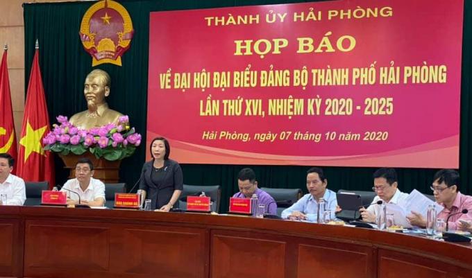 Bà Đào Khánh Hà, Phó Trưởng Tiểu ban Tổ chức phục vụ Đại hội XVI Đảng bộ thành phố chủ trì buổi Họp báo. Ảnh: NN