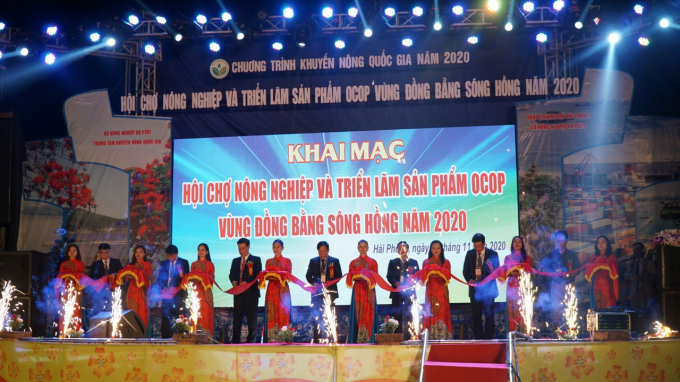 Nằm trong khuôn khổ Diễn đàn khuyến nông @ nông nghiệp với chủ đề 'Phát triển sản xuất nông nghiệp an toàn, liên kết tiêu thụ sản phẩm gắn với truy xuất nguồn gốc', tối 26/11, Trung tâm Khuyến nông Quốc gia phối hợp với Sở NN-PTNT Hải Phòng đã khai mạc Hội chợ Nông nghiệp và triển lãm sản phẩm OCOP vùng Đồng bằng sông Hồng năm 2020 tại Công viên hồ Hạnh Phúc, quận Kiến An, TP Hải Phòng.