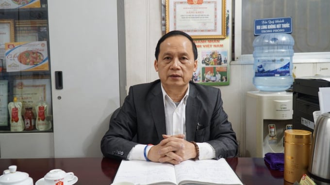 do-hop-ha-long-3-225830_597.jpg Ông Nguyễn Hữu Miền chia sẻ với PV. Ảnh Đinh Mười.