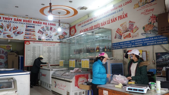do-hop-ha-long-5-225830_264.jpg Xây dựng cửa hàng bán lẻ và giới thiệu sản phẩm được nhiều doanh nghiệp thử nghiệm trong chuỗi liên kết tiêu thụ sản phẩm của mình. Ảnh: Đinh Mười.