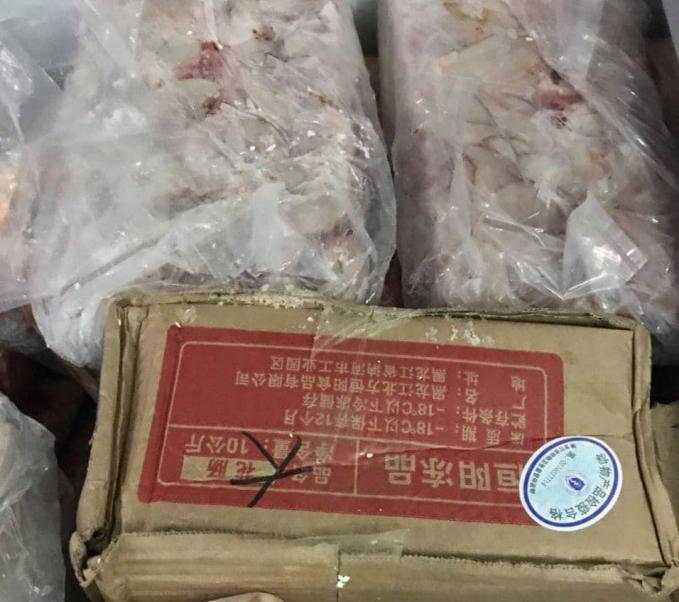 Số thực phẩm không rõ nguồn gốc, đã bốc mùi chuẩn bị đưa đi tiêu thụ tại các nhà hàng lẩu nướng. Ảnh: CAHP.
