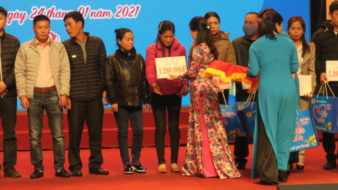 20210124_600cfdfb44d15-212111_86.jpg Hàng nghìn suất quà được trao cho người lao động có hoàn cảnh khó khăn. Ảnh: V.H.N.