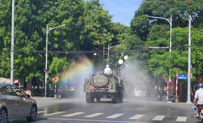 Việc phun khử trùng tại các tuyến đường trung tâm TP Hải Phòng sẽ diễn ra từ chiều 29/1-301. Ảnh: Đinh Mười.