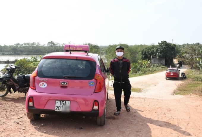 40e9fd36df9e2fc0768f-222423_119.jpg Chiếc xe chở 4 khách trốn chốt kiểm dịch treo phù hiệu hãng taxi Hoàng Anh và tài xế. Ảnh: CAHP.