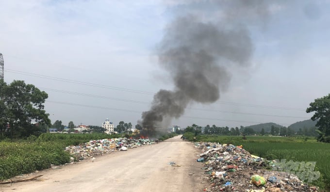 hai-phong-khoi-rac-den-kit-tai-xa-nong-thon-moi-095039_20210509_277.jpg Khói đốt rác nghi ngút xảy ra gần khu dân cư và trường học ngày 28/4/2021. Ảnh: Đinh Mười.