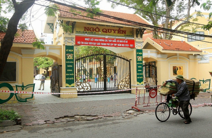 nhieu-noi-o-hai-phong-vi-pham-quy-dinh-phong-chong-dich-covid-19-132937_20210601_757.jpeg Dù trong thời gian cách ly tại nhà nhưng nữ nhân viên trường THPT Ngô Quyền vẫn được gọi đến cơ quan làm việc.