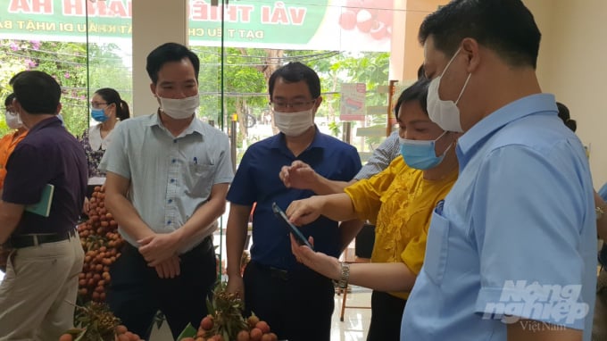 Lãnh đạo Sở NN-PTNT TP Hải Phòng và lãnh đạo Sở NN-PTNT Hải Dương kiểm tra việc trưng bày giới thiệu sản phẩm vải Thanh Hà. Ảnh: Đinh Mười.