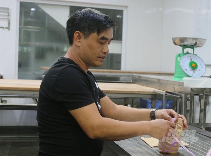 gio-cha-1-183414_660.jpg Anh Nguyễn Tất Lương - Chủ cơ sở sản xuất giò, chả Lương Đào. Ảnh: Đinh Mười.
