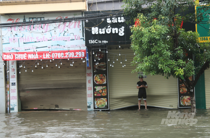 ngap-lut-hai-phong-29-143325_345.jpg Còn tại đường Tô Hiệu, đoạn giao với đường Lạch Tray, tình trạng ngập cũng xảy ra nghiêm trọng, nhiều phương tiện chết máy nằm chỏng chơ, nhiều cửa hàng, quán xá bị nước tràn vào làm hư hỏng hàng hóa và đồ đạc.