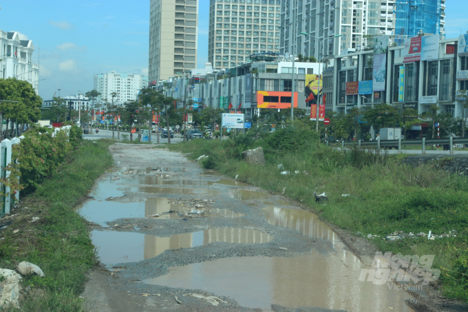 hoan-phao-1-221611_987.jpg Đoạn đường vào khu vực bị san lấp trái phép nham nhở do bị xe chở vật liệu, đất cát chạy quá tải. Ảnh: Đinh Mười.