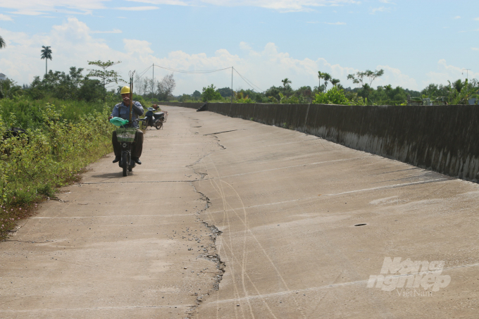 hoan-phao-17-221017_139.jpg Một đoạn đường dọc đê Tả Lạch Tray đã bị biến dạng. Ảnh: Đinh Mười.