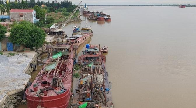 Hơn 20 tàu khai thác cát lậu trên sông Văn Úc bị bắt giữ. Ảnh: MC.