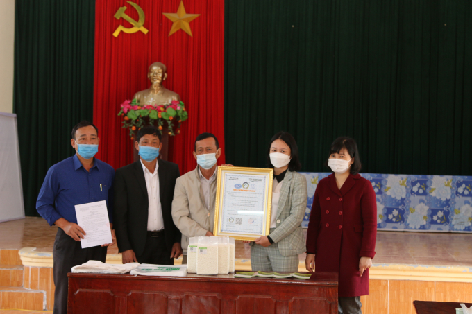 img_0012-203422_117.jpg Nông dân được hỗ trợ 100% chi phí chứng nhận VietGAP. Ảnh: Minh Phúc.