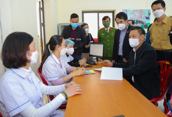 covid-19-2-094750_854.jpg Ông Nguyễn Văn Tùng - Chủ tịch UBND TP Hải Phòng kiểm tra công tác phòng chống dịch Covid-19 tại quận Hồng Bàng. Ảnh: Đàm Thanh.