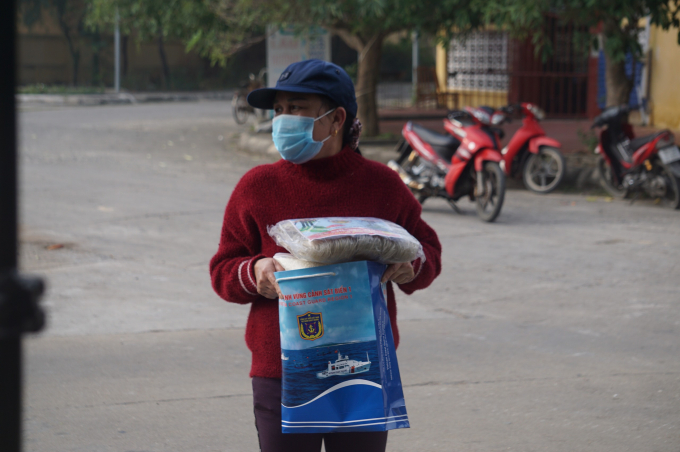 bach-long-vy-6-105112_270.jpg Ngư dân phấn khởi đi nhận quà Tết. Ảnh: Nguyễn Hoàn.