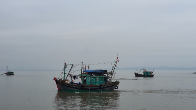 danh-bat-thuy-san-2-201206_328.jpg Chỉ một số ít tàu, thủy vươn khơi đánh bắt thủy sản ở vùng ven bờ nhưng cơ bản thu không bù chi. Ảnh: Đinh Mười.