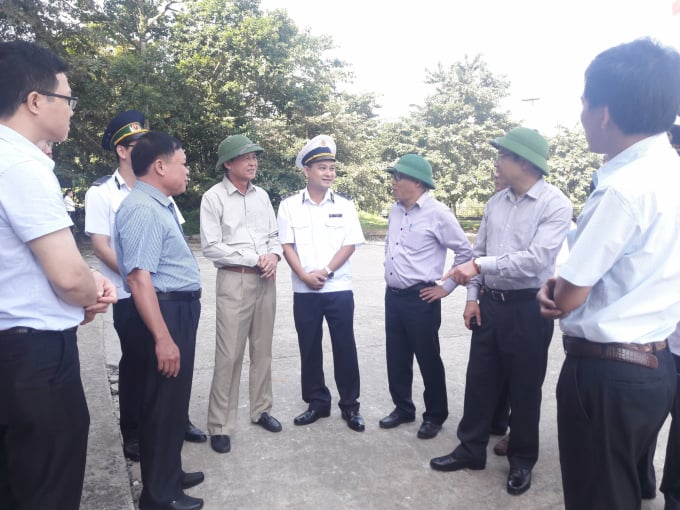 Thứ trưởng Thường trực Bộ NN-PTNT Hà Công Tuấn kiểm tra việc thông quan hàng hóa nông sản tại cửa khẩu Móng Cái, Quảng Ninh. Ảnh: Nguyên Huân.