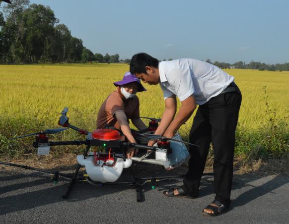 Kỹ sư thuộc HIRA hướng dẫn vận hành HLD-18. Ảnh: NNVN.