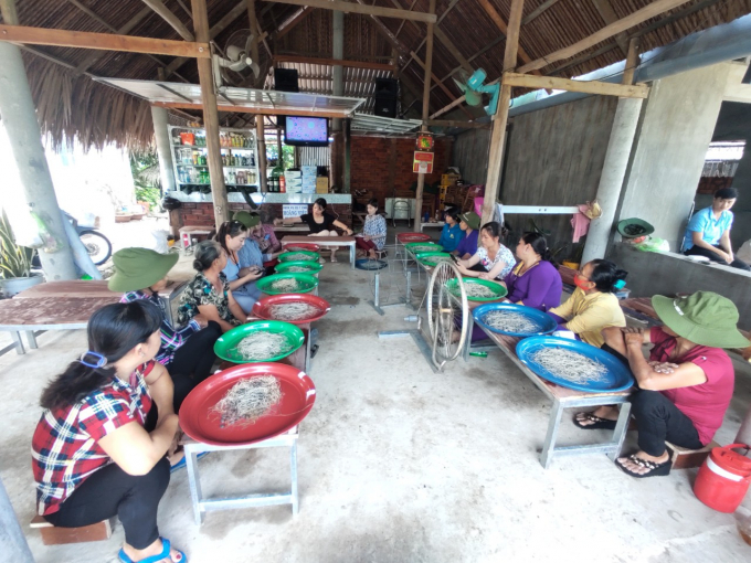 Tập huấn phụ nữ rút tơ sen ở Láng Sen (Long An). Ảnh: HN.
