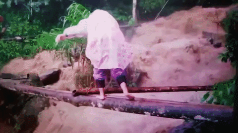Thót tim với hình ảnh đoàn người liều lĩnh vượt lũ để về nhà
