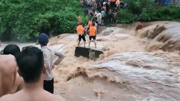 Giải cứu 4 em nhỏ mắc kẹt giữa dòng nước lũ