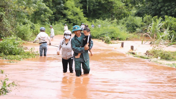 Nhà cửa, hoa màu ngập sâu trong nước lũ