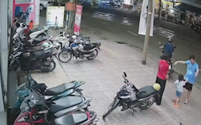 Xe bán tải va chạm với tàu hỏa, 2 người tử vong