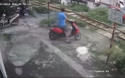 Người đàn ông đi xe máy bị tàu hỏa đâm tử vong ở Hà Nội