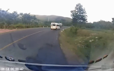 Video: Khoảnh khắc xe khách mất lái trên quốc lộ 25, 1 người tử vong