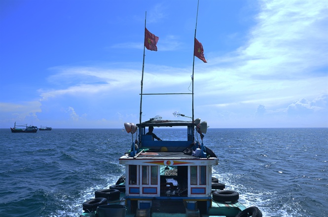 11-18-59_1_mot_chiec_tu_roi_treo_2_cot_co_to_quoc