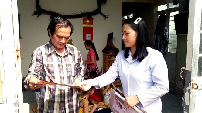 13-06-58_nh_cn_bo_y_te_phuong_i_kring_tp_pleiku_tuyen_truyen_cho_nguoi_dn_ve_phuong_php_phong_chong_benh_sot_xut_huyet_v