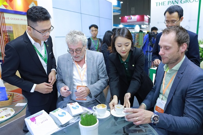 10-20-05_khch_hng_tri_nghiem_sn_phm_ti_gin_hng_cu_the_pn_group