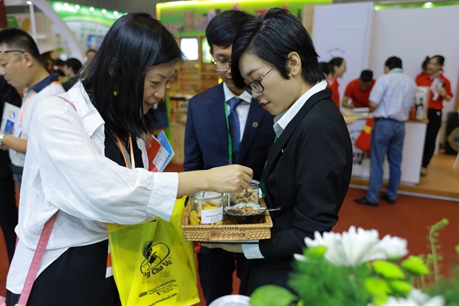 10-20-05_khch_hng_tri_nghiem_sn_phm_ti_gin_hng_cu_the_pn_group_3