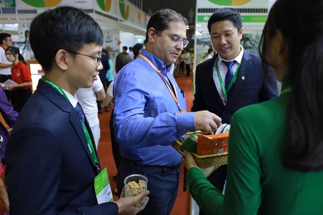 10-20-05_khch_hng_tri_nghiem_sn_phm_ti_gin_hng_cu_the_pn_group_4