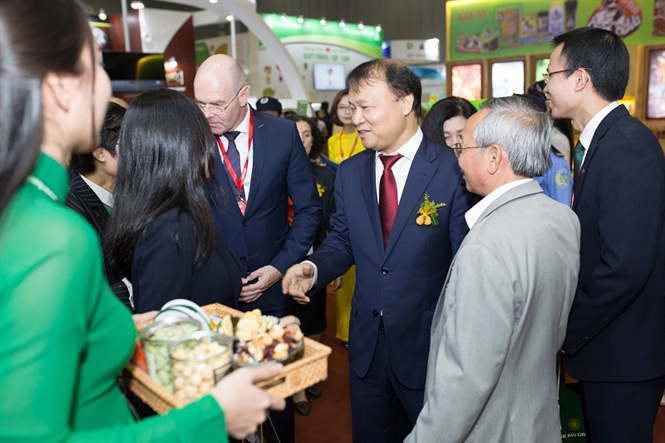 10-20-05_thu_truong_do_thng_hi_ghe_thm_gin_hng_cu_the_pn_group