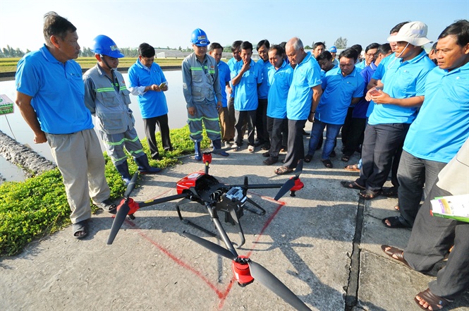 16-16-08_nh_1_nong_dn_tim_hieu_drone_phun_thuoc_bvtv