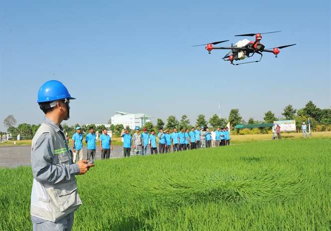 16-16-08_nh_2_thuc_thuc_nghiem_drone_phun_thuoc_thuoc_bvtv_tren_vung_nguyen_lieu