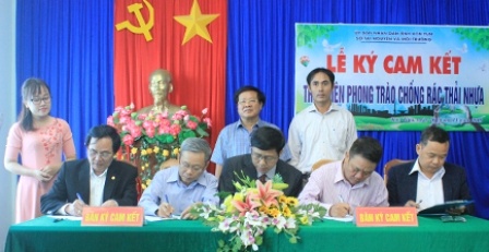 14-00-34_di_dien_cc_so_ngnh_di_phuong_kon_tum_ky_cm_ket_chong_rc_thi_nhu