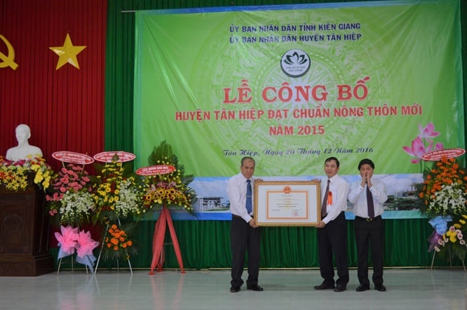 06-40-47_1duoc_cong_nhn_dt_chun_nm_2016_huyen_tn_hiep_dng_tich_cuc_xy_dung_de_som_tr_o_thnh_huyen_ntm_nng_co