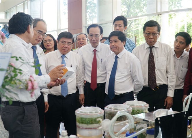 16-12-09_thu_truong_bo_nn-ptnt_le_quoc_donh_cung_lnh_do_tphcm_thm_qun_cc_sn_phm_nong_nghiep_cu_thnh_pho_trung_by_ti_hoi_nghi2