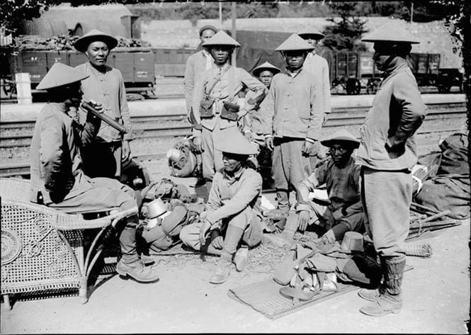 07-29-42_2_so_thnh_nien_bi_bt_linh_duoc_du_len_xe_r_mt_trn