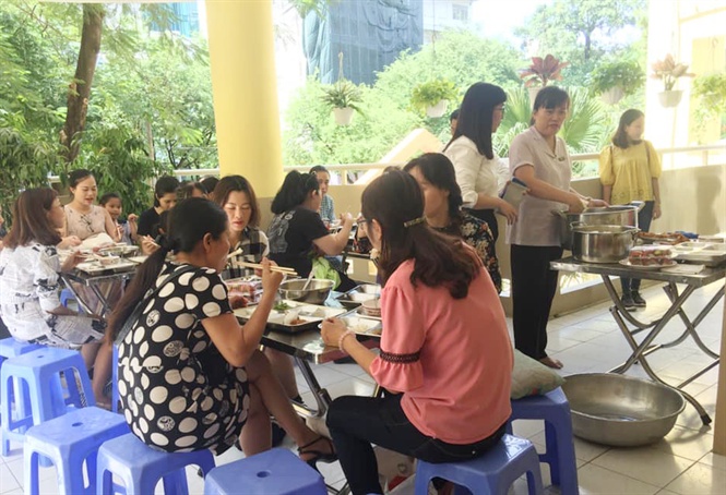 16-25-31_phu_huynh_n_com_bn_tru_cung_con