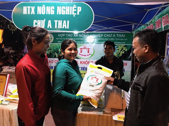 16-01-58_3-gin_hng_go_phu_thien_thu_hut_khch_ti_hoi_cho_nong_sn_n_ton_phu_thien_2019