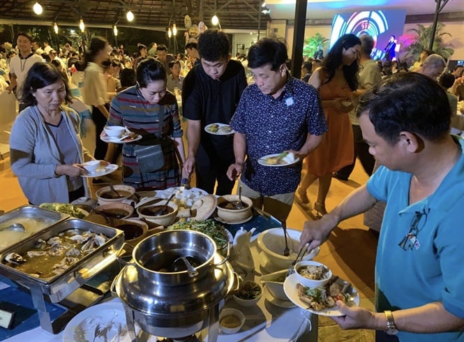19-23-47_buffet_40_mon_ngon_c_tr_gioi_thieu_ti_tp_hcm_-_nh_ht